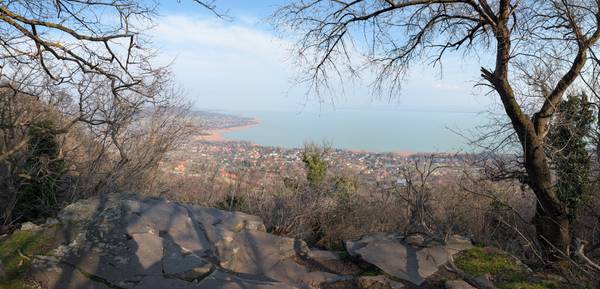 Balaton s vyhlídky s maďarským jménem Páholykő - ty jména jsou opravdu nezapamatovatelná
