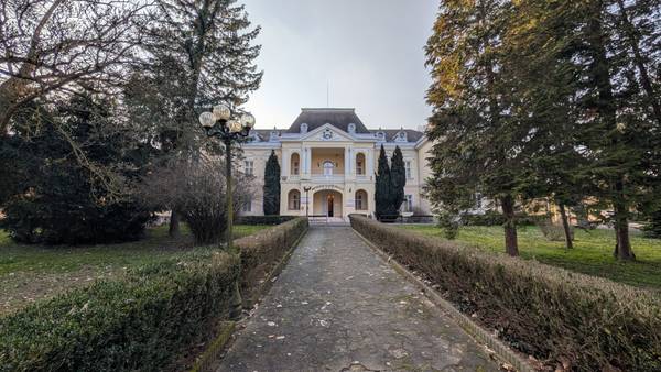 Pohled na zámek ve kterém jsem bydleli